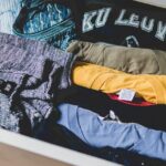 Praktyczne zasady składania ubrań, które oszczędzają miejsce